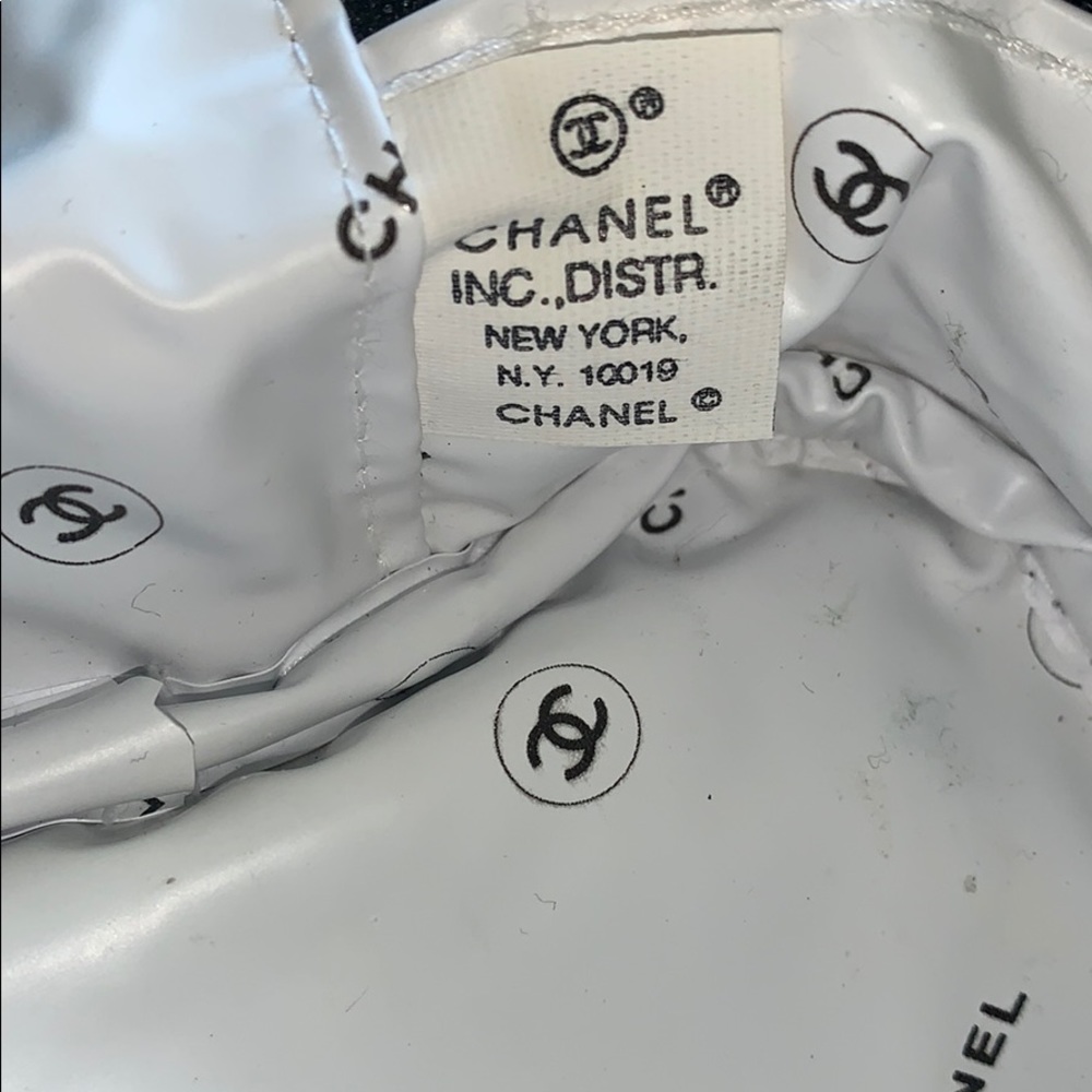 CHANEL VINTAGE and RARE FABRIC COSMETIC CASE - Picture 8 of 8